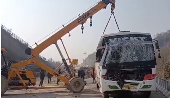 'जम्मू में वैष्णो देवी जा रही बस और ट्रक की टक्कर में 15 घायल |'